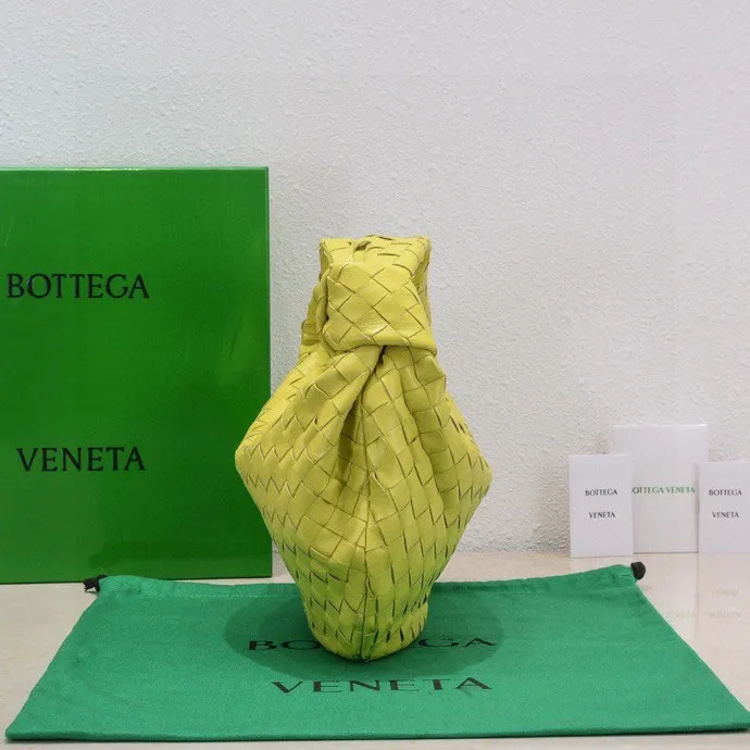 Batch 1460 BV Bottega Veneta 2022 Early Spring New Ladies Medium JODIE Handbag BV Bag 🔥The new method is to round the corners on the original basis and knot the round hobo bag with classic woven leather. The most iconic triangular pull-out design, using sheepskin draped soft shape, is super suitable for concave shapes~ Jodie feels really gentle to people, and is definitely the best item for daily matching. It has the same weave, new elements and twists, and is versatile. It is the new favorite of street style Internet celebrities! Size: 36*21*13 Model: 6697